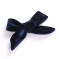 Detalle del lazo de terciopelo azul medianoche con textura de tela suave y fina - Azul marino