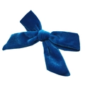 Detalle de un lazo para el pelo de terciopelo azul oscuro hecho a mano con textura clásica - Azul cielo