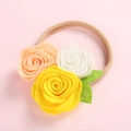 Détail de roses en feutrine faites main sur un bandeau en nylon doux pour bébés - Lot de 3 / Lot Blanc Orange Or