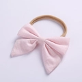 Dettaglio della fascia per neonati con fiocco in lino rosa e cinturino in nylon elastico - Rosa