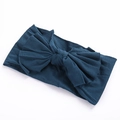 Détail d'un bandeau souple bleu marine pour bébé avec un grand nœud en tissu fait main - Bleu Foncé