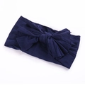Détail du bandeau en nylon bleu marine pour bébé avec un grand nœud papillon doux - Bleu marine