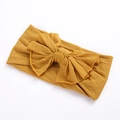 Détail du bandeau en nylon jaune gingembre avec grand nœud et texture en maille côtelée - Jaune Gingembre