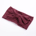 Gros plan détaillé du bandeau en nylon bordeaux avec un grand nœud tricoté pour filles - Bordeaux