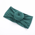 Primer plano de la diadema de nailon verde oscuro con tejido de punto suave y nudo donut - 1 Verde Oscuro