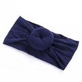Detalle de diadema azul oscuro para bebé hecha de nailon elástico con nudo de rosquilla - Azul Marino