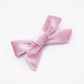 Lazo de terciopelo rosa para niñas con textura suave sobre un fondo blanco - Rosa Claro