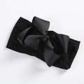 Detail der 5-Zoll schwarzen Ripsband-Schleife auf ultraweichem Nylon-Stirnband für Kinder - Schwarz