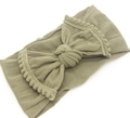 Olijfgroene elastische baby haarband met grote gebreide strik en kanten pompon versiering - Legergroen
