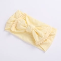Zachte lichtgele baby haarband met een strik en delicate kleine pompon details - 28 Beige