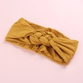 Gros plan sur un bandeau en nylon jaune moutarde doux avec détail de nœud tissé - Curcuma