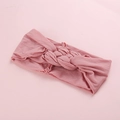 Vue détaillée du bandeau large en nylon rose avec un design de nœud torsadé doux - Rose Foncé