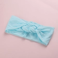 Détail d'un bandeau bébé bleu clair en maille douce avec motif torsadé élégant - Bleu ciel