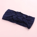Détail d'un bandeau pour bébé en tricot bleu marine avec un design croisé élégant et doux - Bleu Marine