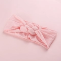Détail d'un bandeau large en nylon rose doux avec un nœud tressé central élégant - Rose Clair