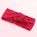 Détail d'un bandeau pour bébé en nylon rouge foncé avec une texture tricotée douce - Rouge Foncé