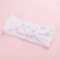 Dettaglio della fascia per neonati in maglia bianca morbida su sfondo rosa - Bianco