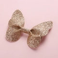 Dettaglio della clip per capelli a farfalla dorata con glitter e paillette per bimbi - Oro