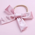 Détail d'un nœud en velours rose doux pour bébé avec bandeau élastique en nylon - Rose Poudré