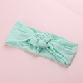 Détail du bandeau pour bébé en nylon vert menthe avec un design de nœud central complexe - Vert Émeraude