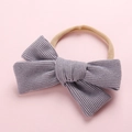 Détail du nœud en velours côtelé violet clair et bandeau en nylon doux pour bébés - Gris Pâle