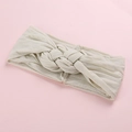 Détail du bandeau en nylon crème montrant la texture douce et le design du nœud croisé - Blanc Cassé