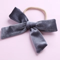 Vue détaillée d'un bandeau à nœud en velours gris foncé avec bande en nylon doux - Gris