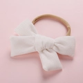Détail d'un bandeau pour bébé en velours côtelé blanc avec nœud et ruban en nylon - Blanc