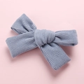 Dettaglio del fermaglio per capelli con fiocco in velluto a coste blu-grigio su sfondo rosa - 20 Blu Grigio