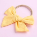 Détail du nœud en coton jaune et du bandeau en nylon élastique pour bébés - Light jaune