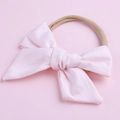 Détail macro du bandeau bébé en coton rose clair avec ruban en nylon très élastique - Rose Clair