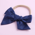 Détail du nœud en coton bleu marine avec bandeau élastique en nylon pour bébés - Bleu marine