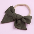 Vue détaillée d'un nœud en coton vert foncé sur un bandeau souple pour bébé en nylon - Vert Militaire