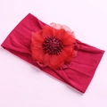 Dettaglio macro della fascia elastica per neonati in nylon con fiore in chiffon 3D - Rosso Scuro