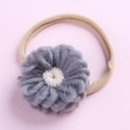 Bandeau élastique pour bébé avec une fleur grise crochetée à la main et détail blanc - Gris