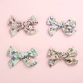 Set van vier bloemenprint strik haarclips voor babymeisjes in diverse pastelkleuren - Willekeurige Kleur