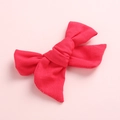 Barrette à cheveux avec nœud en lin rouge pour bébé fille avec texture de tissu et style doux - Rouge