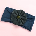 Detailansicht des dunkelblauen elastischen Nylon-Stirnbands mit großer Seidenblume - Tintenblau