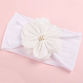 Detail eines weißen Baby-Stirnbands aus Nylon mit Stoffblume und Perlen auf rosa Hintergrund - Weiß