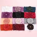Vue détaillée de 12 bandeaux pour bébé en nylon multicolore avec fleurs en satin - Mélange Aléatoire