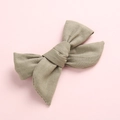 Détail d'une pince à cheveux en lin et coton vert olive avec une texture de tissu tissé - Vert Armée
