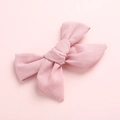 Gros plan d'une pince à cheveux avec nœud en lin rose montrant la texture du tissu - Vieux Rose Foncé