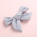 Détail d'un nœud papillon en lin violet clair avec une texture artisanale naturelle - Bleu gris