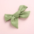Détail d'une pince à cheveux nœud vert herbe en coton et lin avec texture artisanale - Vert foncé