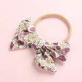 Détail d'un bandeau à nœud en coton fleuri avec sangle élastique en nylon doux - Imprimé Violet