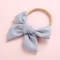 Détail du bandeau nœud pour bébé en tissu bleu-gris clair avec bande en nylon doux - Bleu gris
