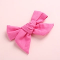 Détail de la barrette nœud papillon en coton et lin rose vif avec texture tissu - Rose Rouge