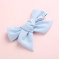 Gros plan du nœud papillon bleu clair en lin et coton avec texture détaillée pour filles - Bleu ciel