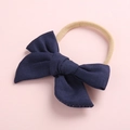 Détail d'un bandeau souple en coton pour bébé avec un grand nœud bleu marine foncé - Marine Profond