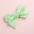 Vue détaillée du nœud papillon en lin vert clair avec texture tissée pour fillettes - Vert Fruit